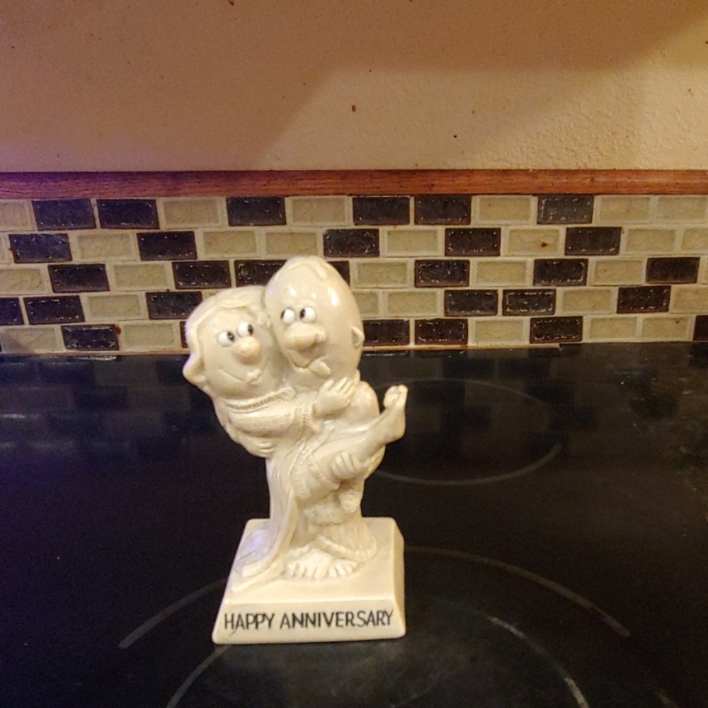 Happy anniversary figure